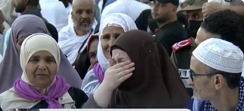 معتمرة تجهش بالبكاء: يارب أصلح حال سوريا وبابا