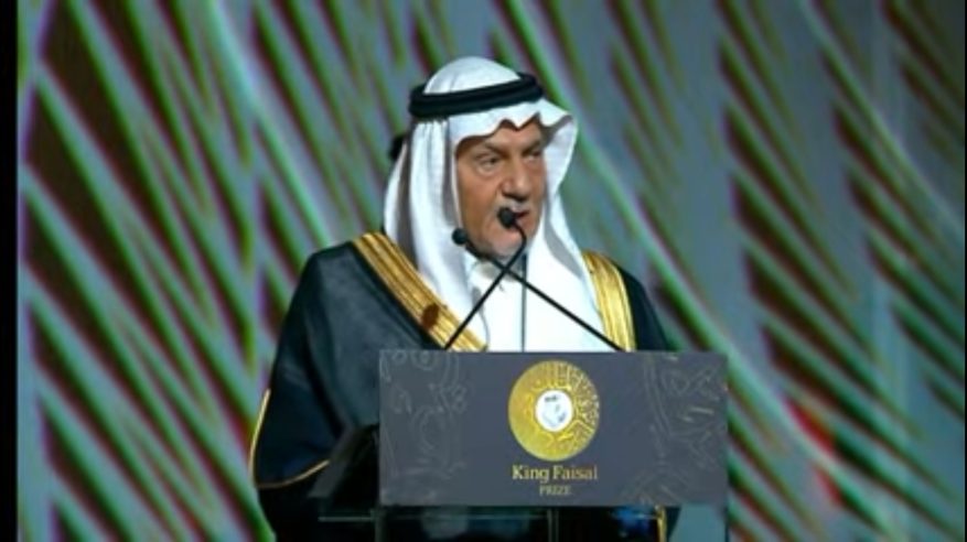 تركي الفيصل عن حضوره نيابة عن أخيه خالد في حفل جائزة الملك فيصل: أصابه الداء العسِر كورونا
