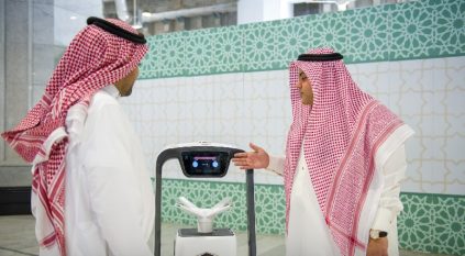 روبوتات ذكية ومنصات رقمية تجوب أرجاء المسجد الحرام