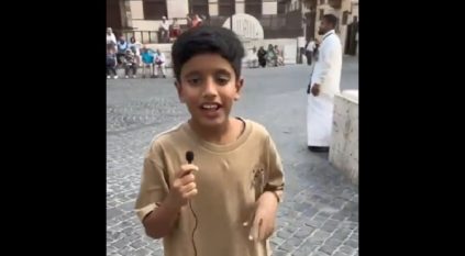 طفل سعودي يتحدث الإنجليزية بطلاقة ويجري مقابلات مع أجانب في جدة