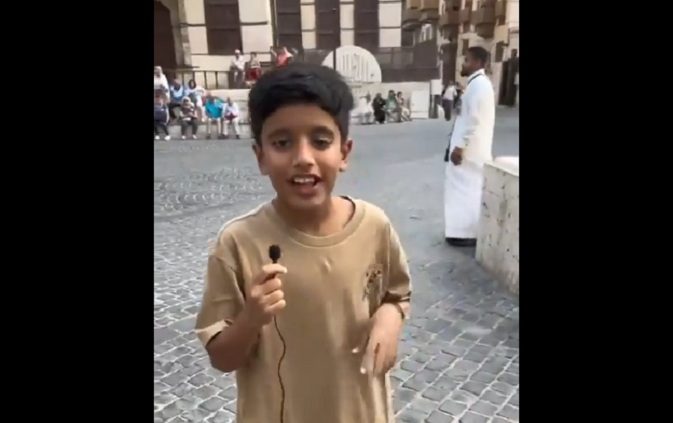 طفل سعودي يتحدث الإنجليزية بطلاقة ويجري مقابلات مع أجانب في جدة