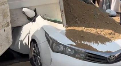 انقلاب شاحنة محملة بالتراب على سيارة صغيرة في مكة