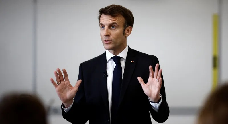 الرئيس الفرنسي يقر قانون التقاعد دون تصويت