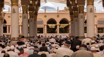 300 ألف مصلٍّ يؤدون صلاة الجمعة بالمسجد النبوي