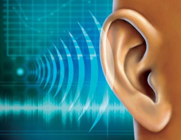 3 أعراض مقلقة تُنذر بمشاكل في السمع