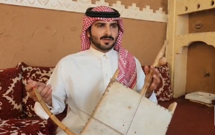 مواطن يطرب السامعين بالعزف على الربابة