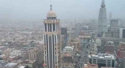 لقطات لأجواء الرياض والغيوم تغطي سماءها