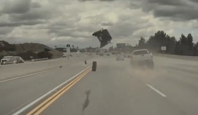 خروج مفاجئ لإطار مركبة يتسبب بحـادث مروّع بولاية كاليفورنيا