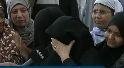 معتمرة يمنية تغلبها دموعها في الحرم المكي شوقًا لأهلها