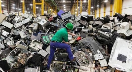 آلاف الوظائف يوفرها الاستثمار في النفايات الإلكترونية