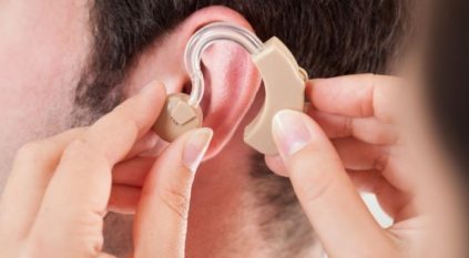 الغذاء والدواء: 5 حالات تستلزم استشارة الطبيب لاستخدام سماعات الأذن