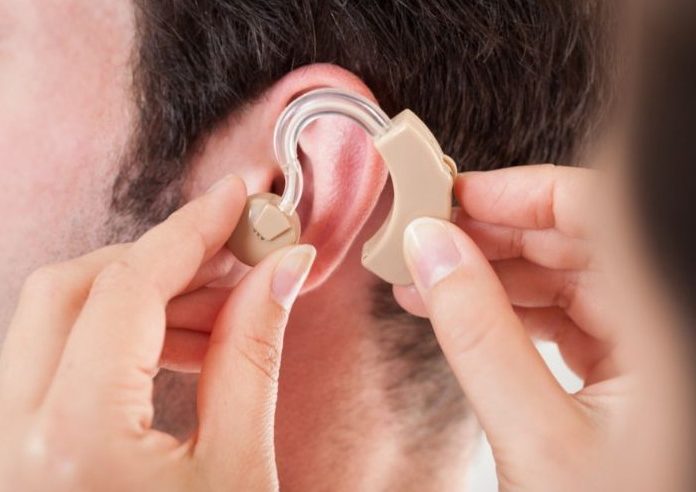 الغذاء والدواء: 5 حالات تستلزم استشارة الطبيب لاستخدام سماعات الأذن