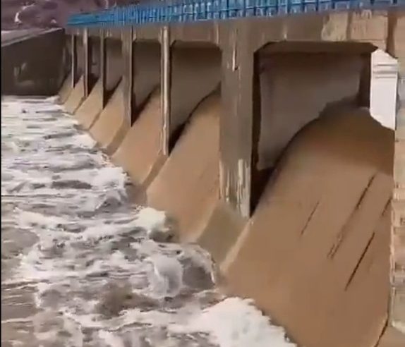 لحظة تدفق المياه والسيول في سد السلف بحائل