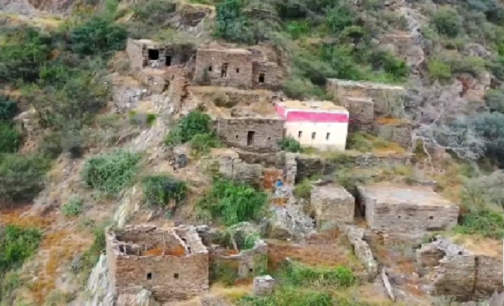 قصة قرية في عسير عمرها 500 عام تخلى عنها سكانها