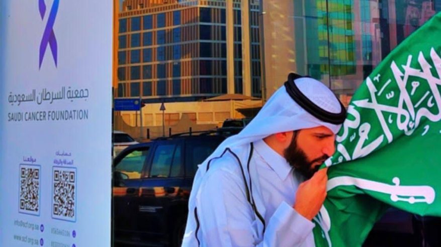السرطان السعودية توزع 1500 علم في طرقات الخبر