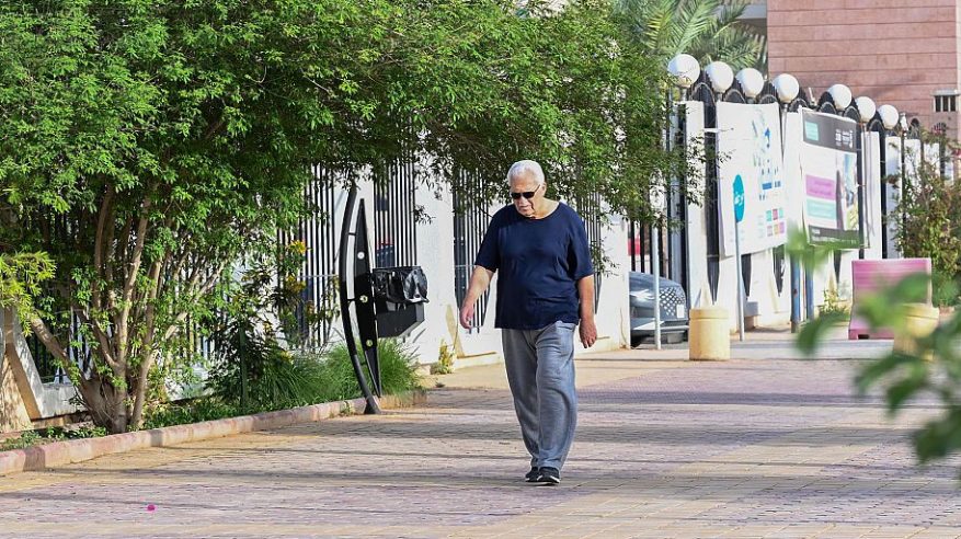 المشي يعزز قدرة الدماغ على معالجة الأصوات