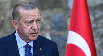 أردوغان يوزع النقود على الأطفال في مركز الاقتراع