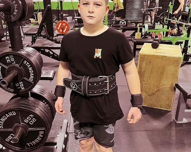 أقوى طفل في بريطانيا عمره 10 سنوات ورفع 115 كغم