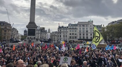 احتجاجات في بريطانيا تضامنًا مع العاملين في الرعاية الصحية