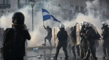  اشتباكات بين الشرطة والمتظاهرين في اليونان