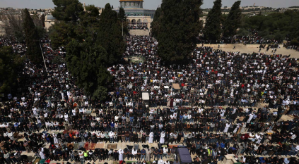 الآلاف يتوافدون على الحرم الإبراهيمي بالجمعة الأولى من رمضان
