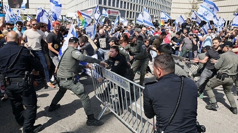 الشرطة الإسرائيلية تجلد المحتجين ضد الحكومة 