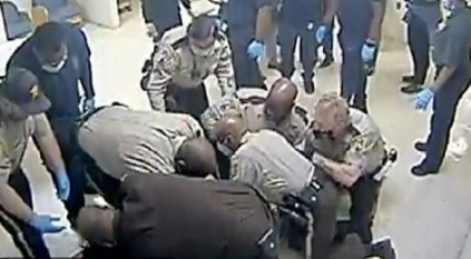 وفاة سجين مكبل أسفل أقدام الشرطة الأمريكية