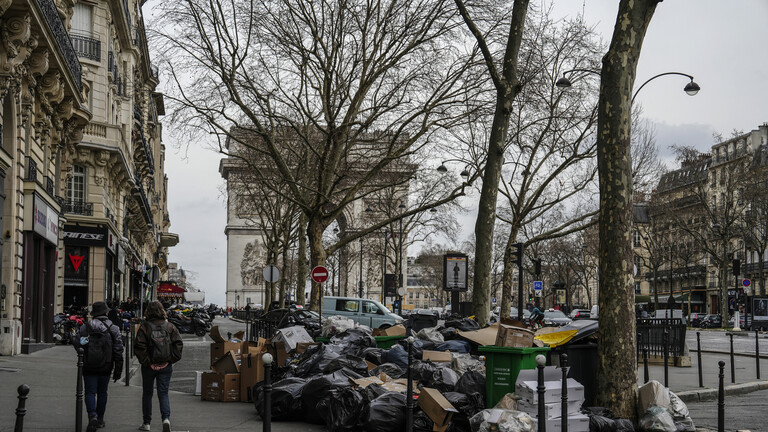 القمامة تغزو شوارع فرنسا تزامنًا مع إضراب العاملين