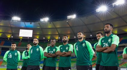 لاعبو المنتخب السعودي يحفزون الجماهير