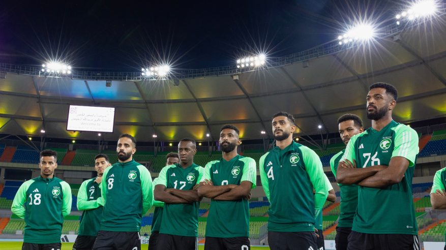 لاعبو المنتخب السعودي يحفزون الجماهير