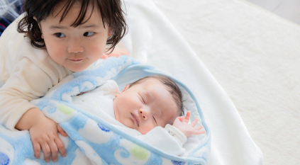 اليابان تسمح لـ 85% من الرجال بإجازة أبوة لزيادة الخصوبة