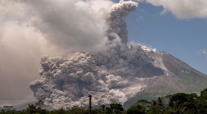 بركان يقذف عمودًا من الرماد بارتفاع ألف متر بإندونيسيا