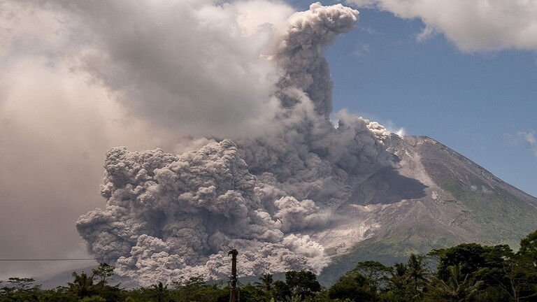 انفجار بركان يغطي قرى كاملة بالرماد في إندونيسيا