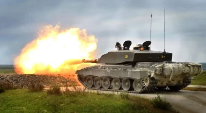 بريطانيا تلزم أوكرانيا بتفجير دباباتها إذا وقعت في أيدي روسيا 