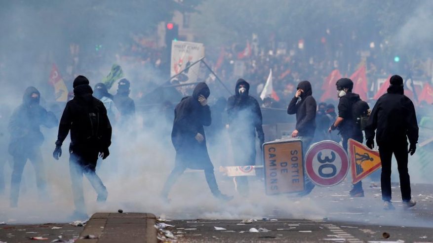 الشرطة الفرنسية تحاصر المتظاهرين في باريس لتفريقهم