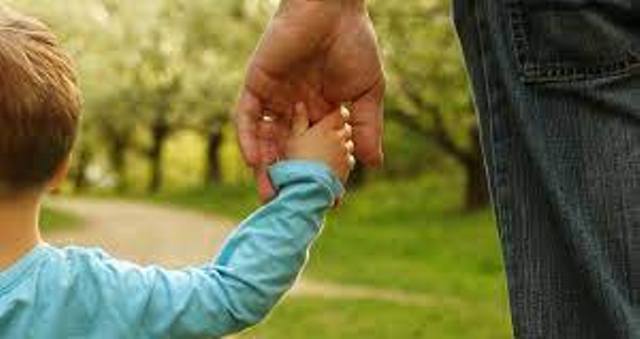 سلوك الوالدين هو المؤثِّر الأكبر في نفس الطفل