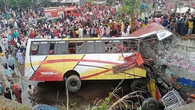 حادث سير مروع بـ بنغلاديش يتسبب في قتلى وجرحى بالعشرات