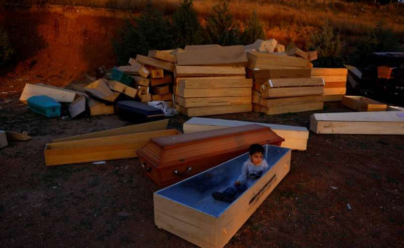 لقطات لأُسرة حانوتي تركي تنتقل للعيش بمقبرة بعد الزلزال