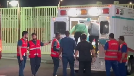 رياض شراحيلي يُغادر ملعب مباراة السعودية وفنزويلا في سيارة إسعاف