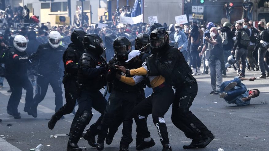اندلاع أعمال عنف واشتباكات بمليونية فرنسا