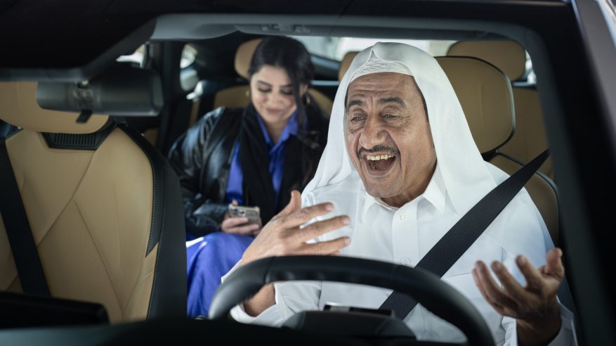 طاش العودة يفتح ملف ابتزاز النساء لقائدي مركبات التوصيل