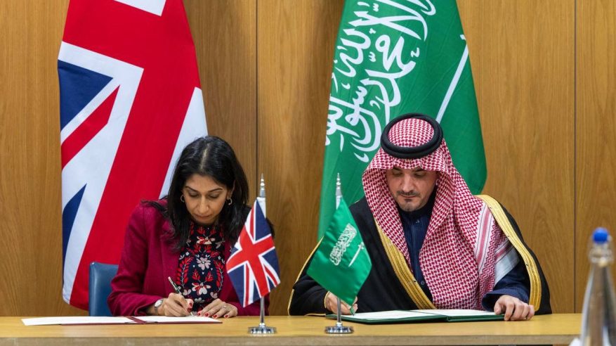 عبدالعزيز بن سعود يعقد في لندن جلسة مباحثات مع نظيرته البريطانية