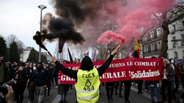 فرنسا تشتعل وخطر السترات الصفراء يهددها مجددًا
