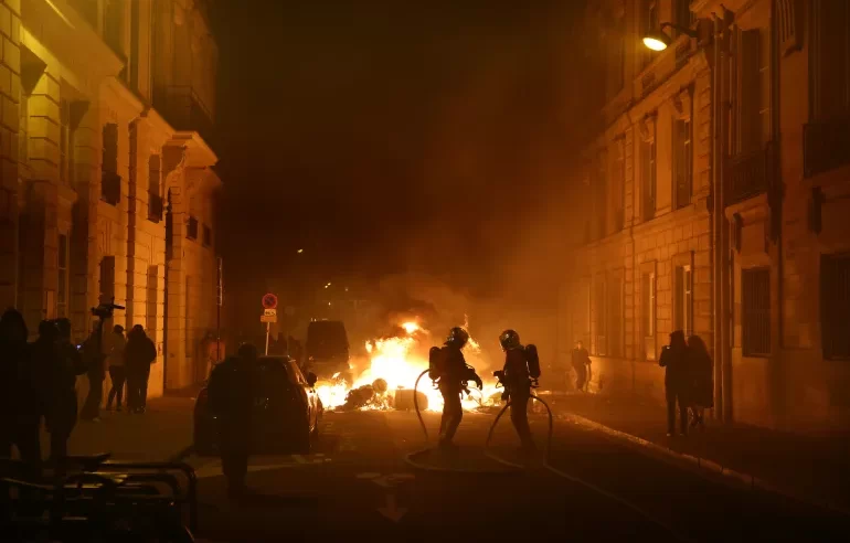 لحظة اقتحام واشتعال المحلات خلال احتجاجات باريس