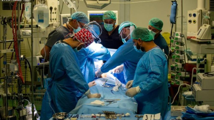 فريق طبي باكستاني يجري جراحة أثناء الزلزال