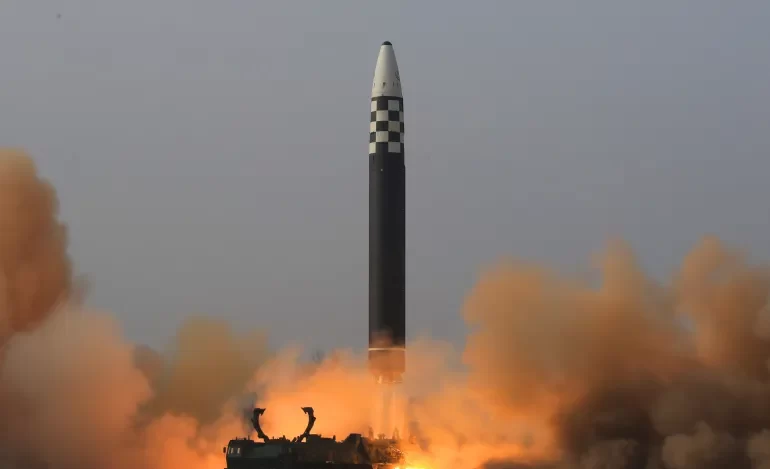 كوريا الشمالية تختبر صاروخًا عابرًا للقارات لبث الخوف في نفوس الأعداء