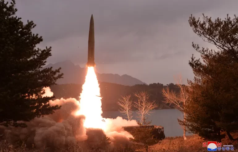كوريا الشمالية تطلق صاروخًا تزامنًا مع تدريبات سول وواشنطن