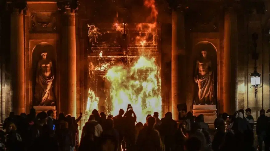 متظاهرون في فرنسا يشعلون النار بمدينة بوردو