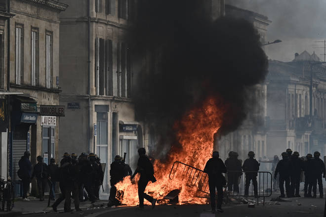 متظاهرون في فرنسا يشعلون النار بمدينة بوردو