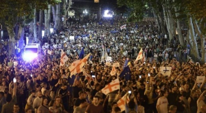 اشتباكات عنيفة ولقطات صادمة لمحاولة اقتحام البرلمان بجورجيا